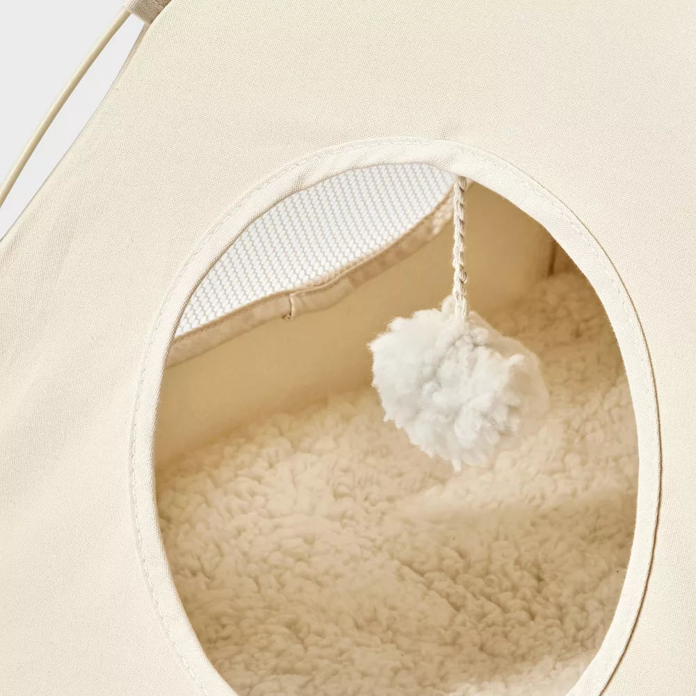 Namiotowe kotowe gniazdo z zamkniętą przestrzenią i zabawką w środku